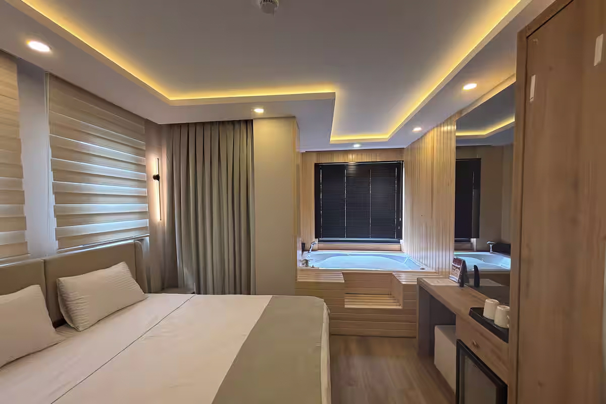 Özcan Mobilya İmalat tarafından üretilen lüks otel odası mobilyaları