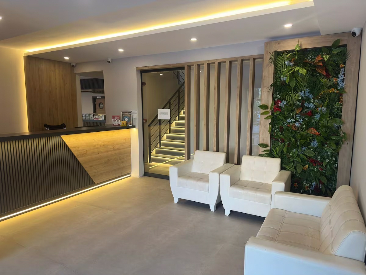 Özcan Mobilya tarafından üretilen otel lobi ve resepsiyon mobilyaları